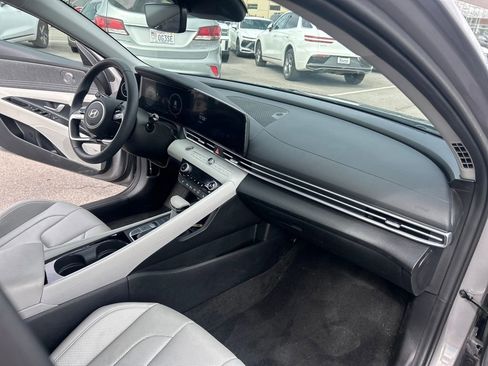Used 2025 Hyundai Elantra Limited image 11
