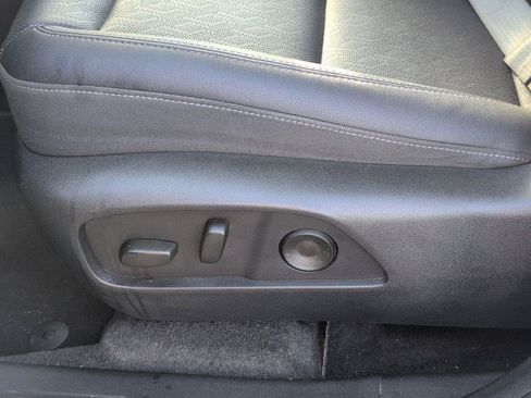 Used 2025 Chevrolet Equinox LT FWD image 17