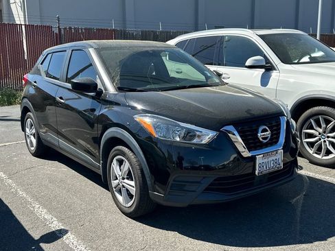 Used 2020 Nissan Kicks S image 2