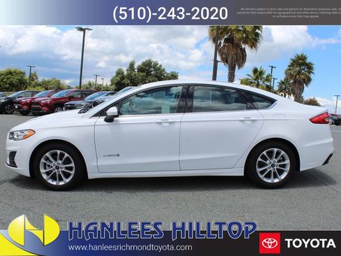 Used 2019 Ford Fusion SE FWD image 2