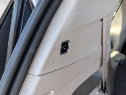 Used 2023 Chrysler Pacifica Touring-L FWD image 14