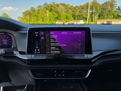 Used 2025 Volkswagen Atlas Cross Sport SEL R-Line AWD/4WD image 16