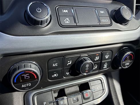 Used 2023 GMC Acadia SLT w/ Elevation Edition image 17