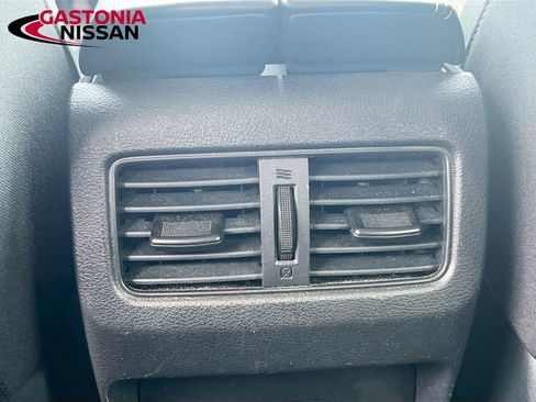 Used 2023 Nissan Rogue SV image 32