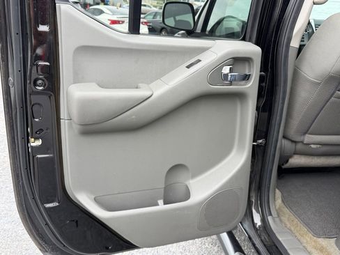 Used 2013 Nissan Frontier SV w/ SV Value Truck Pkg RWD image 15