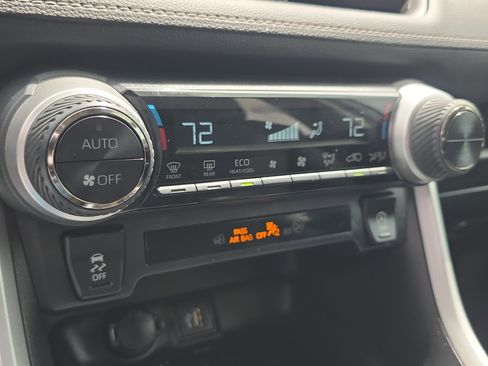 Used 2024 Toyota RAV4 XLE FWD image 32
