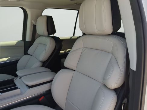 New 2026 Lincoln Navigator Premiere AWD/4WD image 10