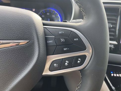 Used 2023 Chrysler Pacifica Touring-L image 20