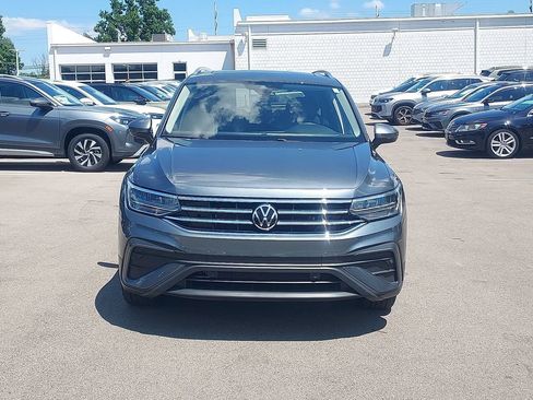 Used 2023 Volkswagen Tiguan SE w/ Panoramic Sunroof Package FWD image 2