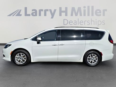 Used 2021 Chrysler Voyager Lxi image 2