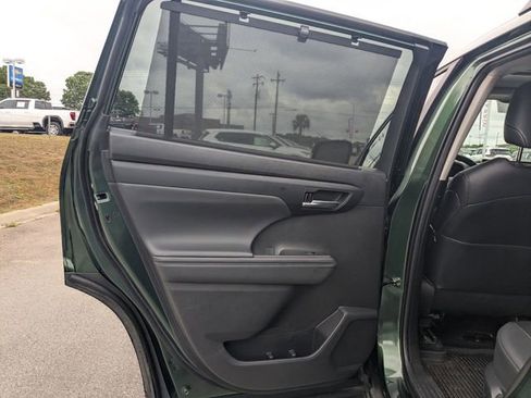 Used 2023 Toyota Highlander XLE FWD image 25