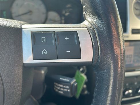 Used 2010 Chrysler 300 Touring image 20