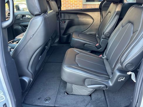 New 2026 Chrysler Pacifica Select image 4