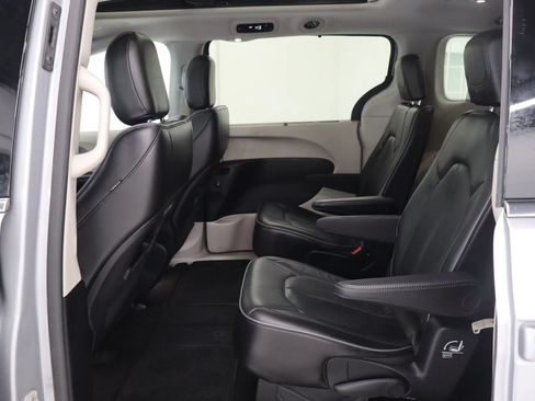 Used 2019 Chrysler Pacifica Limited FWD image 13