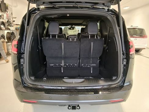 New 2026 Chrysler Pacifica Limited w/ S Appearance Package AWD/4WD image 18