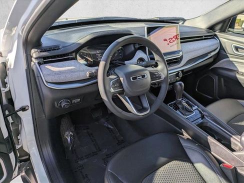 Used 2024 Jeep Compass Latitude image 10