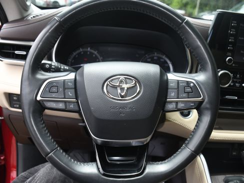 Used 2021 Toyota Highlander Limited FWD image 14