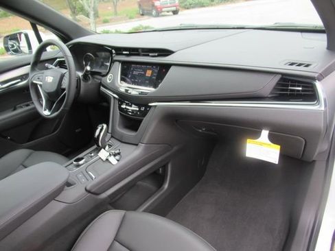 New 2025 Cadillac XT6 Luxury image 10