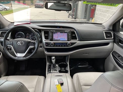 Used 2015 Toyota Highlander XLE AWD/4WD image 29