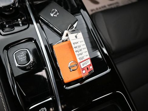 Used 2023 Volvo S60 T8 Ultimate image 11