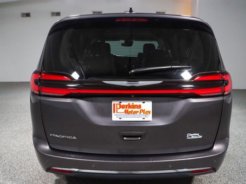 Used 2023 Chrysler Pacifica Touring-L image 8