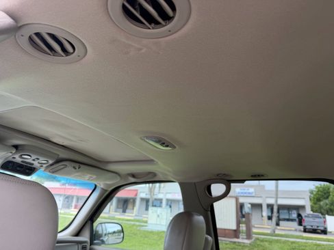 Used 2002 Chevrolet Suburban LT RWD image 12