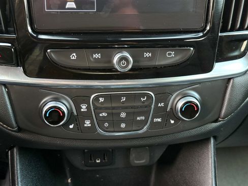 Used 2023 Chevrolet Traverse LT image 29