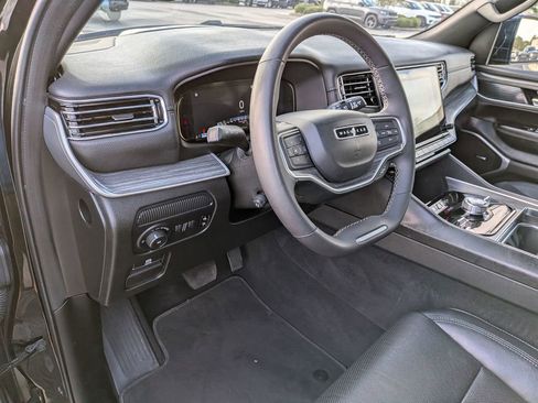 Used 2024 Jeep Wagoneer Series III AWD/4WD image 30