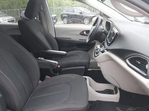 Used 2020 Chrysler Voyager LX FWD image 5