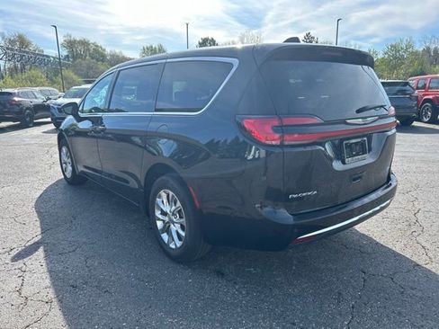 Used 2023 Chrysler Pacifica Touring-L AWD/4WD image 2