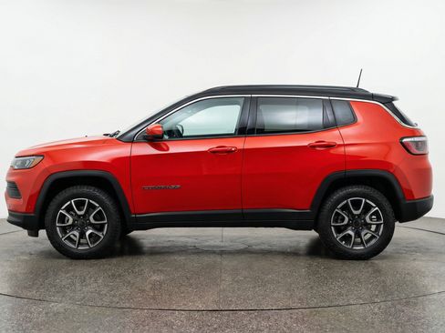 Used 2025 Jeep Compass Trailhawk AWD/4WD image 5