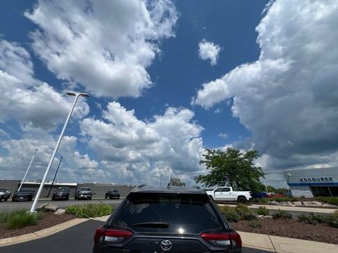 Used 2021 Toyota RAV4 XLE w/ Convenience Package AWD/4WD image 3
