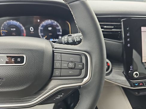 Used 2024 Jeep Wagoneer L Series II image 23