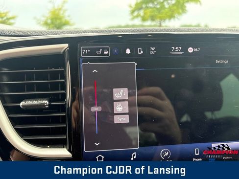 Used 2022 Chrysler Pacifica Touring-L FWD image 25