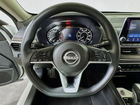 Used 2025 Nissan Altima 2.5 SV FWD image 9