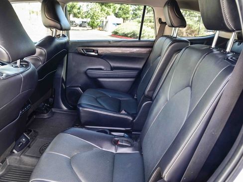 Used 2024 Toyota Highlander Limited image 21