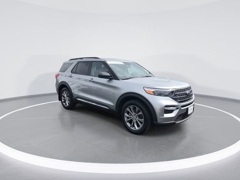 Used 2022 Ford Explorer XLT w/ Equipment Group 202A AWD/4WD image 2