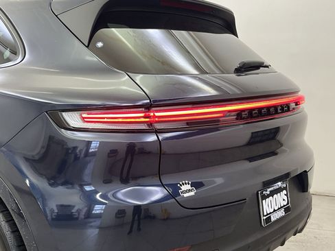 Used 2024 Porsche Cayenne Base image 29