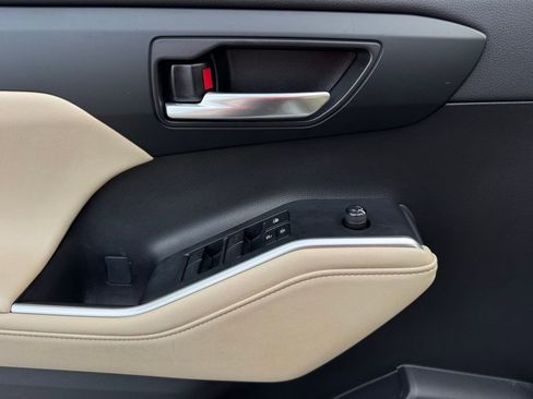 Used 2023 Toyota Highlander XLE image 42