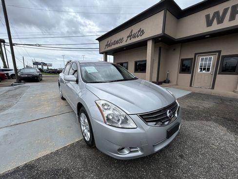 Used 2011 Nissan Altima 2.5 S FWD image 2