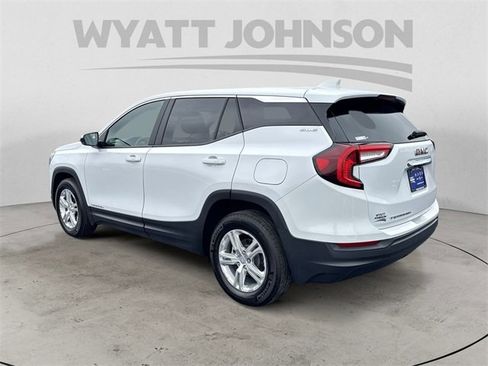 Used 2024 GMC Terrain SLE image 3
