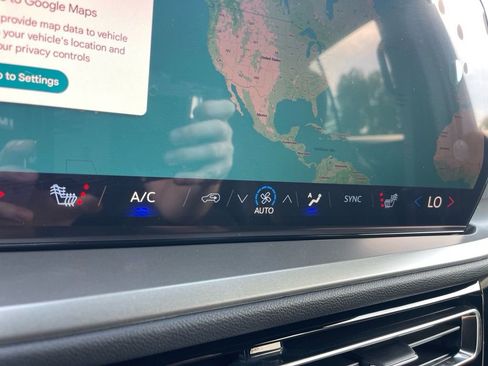 Used 2025 Chevrolet Traverse LT image 20