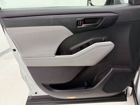 Used 2023 Toyota Highlander L image 30