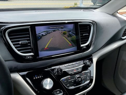 Used 2023 Chrysler Pacifica Touring-L FWD image 20