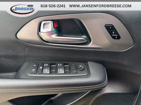 Used 2025 Chrysler Pacifica Select FWD image 9