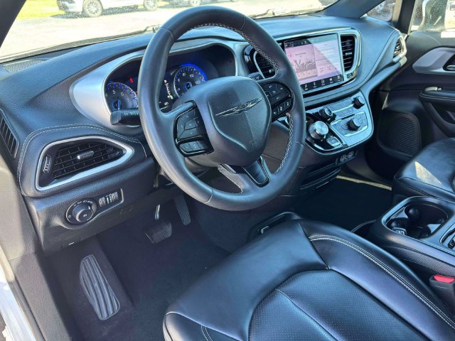 Used 2023 Chrysler Pacifica Touring-L w/ S Appearance Package FWD image 13