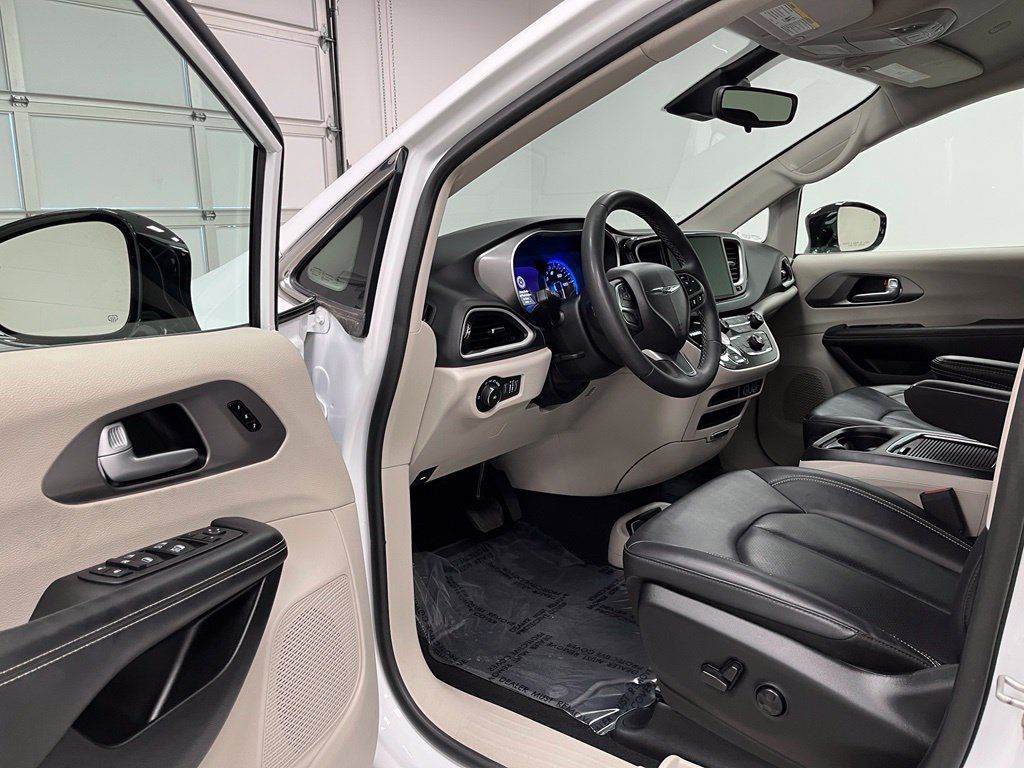 Used 2024 Chrysler Pacifica Touring-L FWD image 20