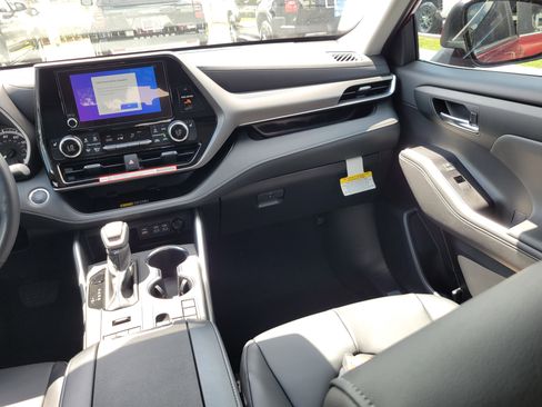 Used 2026 Toyota Highlander XLE image 17