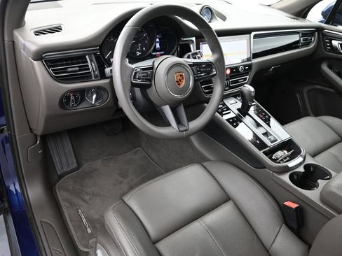 Certified 2026 Porsche Macan AWD/4WD image 4