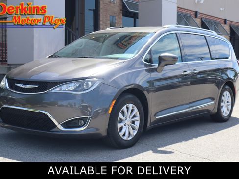 Used 2018 Chrysler Pacifica Touring-L Plus FWD image 1